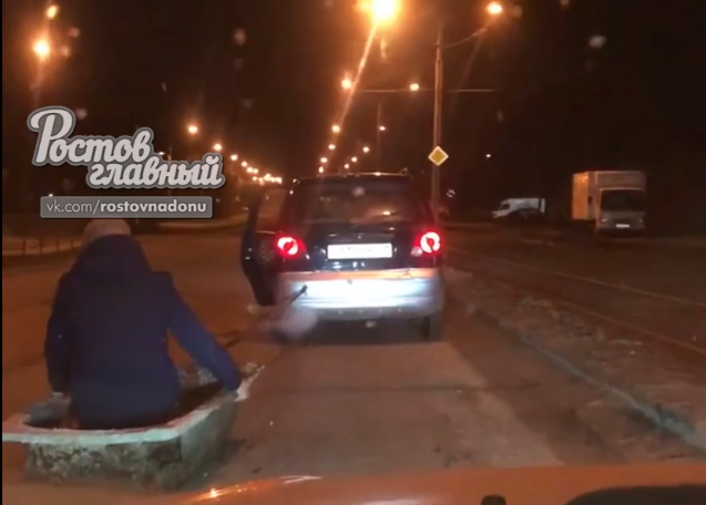 Ростовчанин прокатился в ванной по улицам и попал на видео Ростовчанин прокатился в ванной по улицам и попал на видео